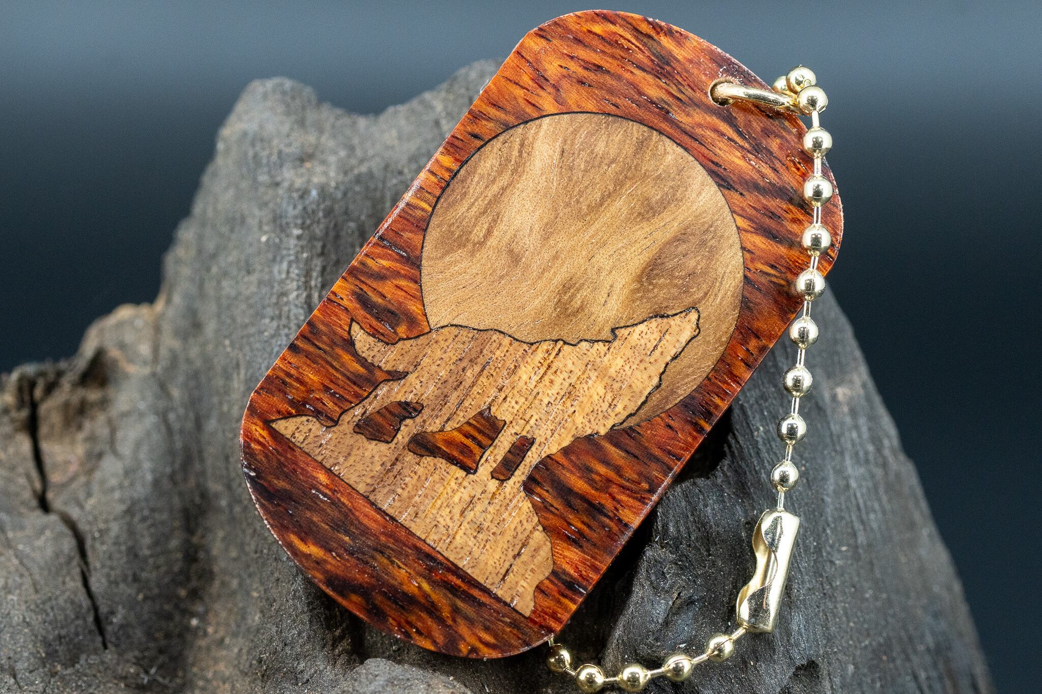 【東洋のローズウッド】 縞紫檀 変わり杢 ドッグタグ 象嵌 月と狼