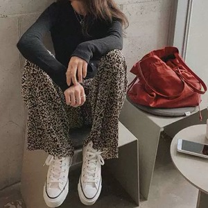レディース パンツ ボトムス ストレートパンツ ロングパンツ ワイドパンツ リブパンツ ロング フルレングス ワイド ストレート ドレープ 揺れ感 リブ ウエストゴム 伸縮性 薄手 大人可愛い カジュアル おしゃれ かっこいい こなれ感 ラフ ルーズ 存在感 抜け感 ヒョウ柄 レオパード 春 夏 秋 ママ 学生 デート お出かけ 公園 女子会 休日 ガーデン ショッピング 韓国 コーデ スタイル 楽ちん 体型カバー 普段使い 着回し トレンド サイズ展開 S M L XL ゆったり ゆる 茶色 ブラウン