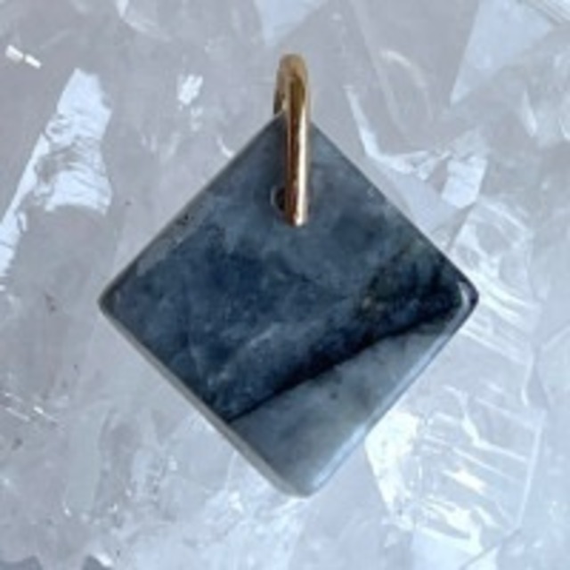 【希少な国産】【糸魚川産】【美石】翡翠　魔除けのペンダント（薄墨色）（18金製）　　5704