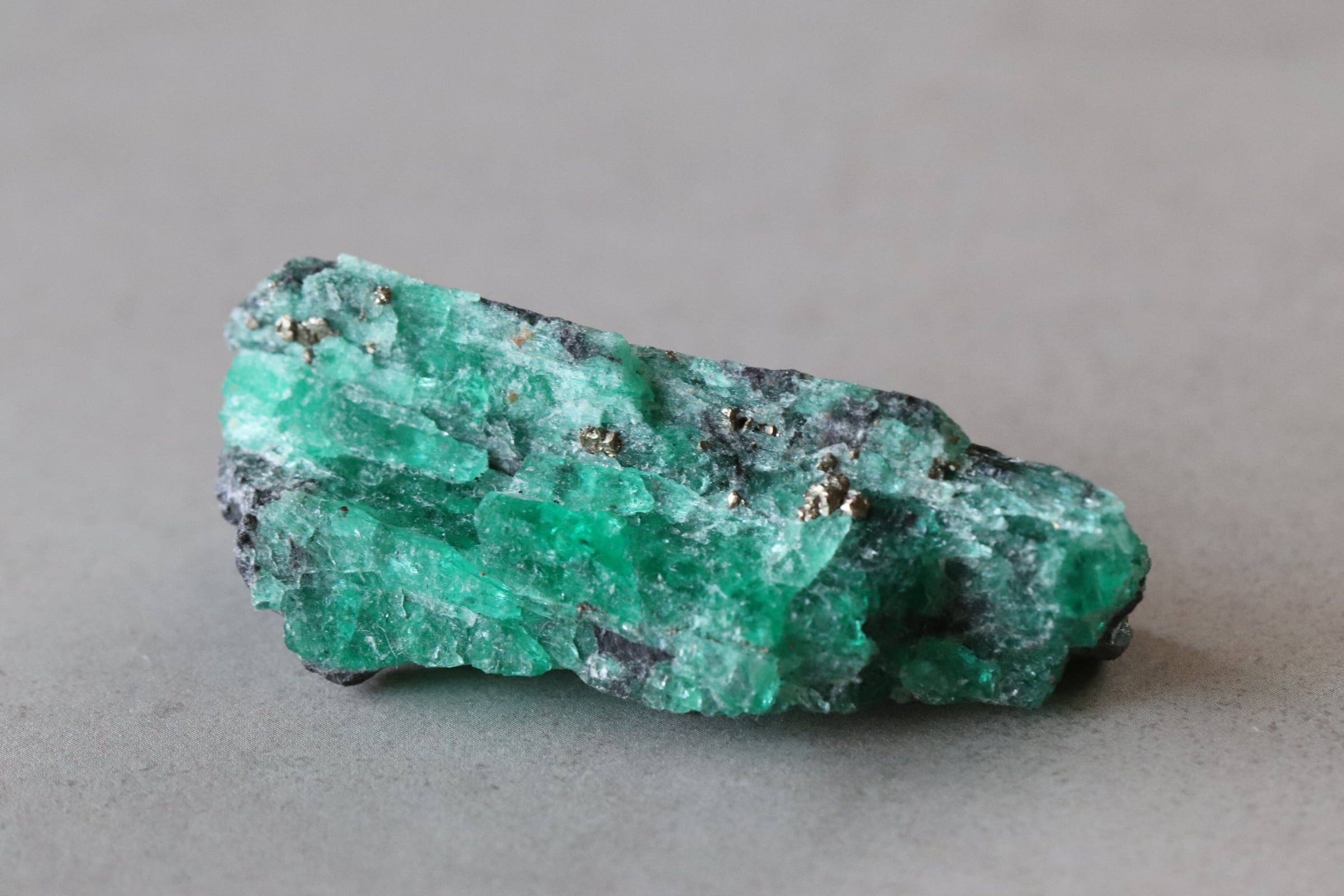 エメラルド原石　密集結晶　コロンビア産 エメラルド柱状結晶 原石 コロンビア産 4.85ct[240427253]16x6mm