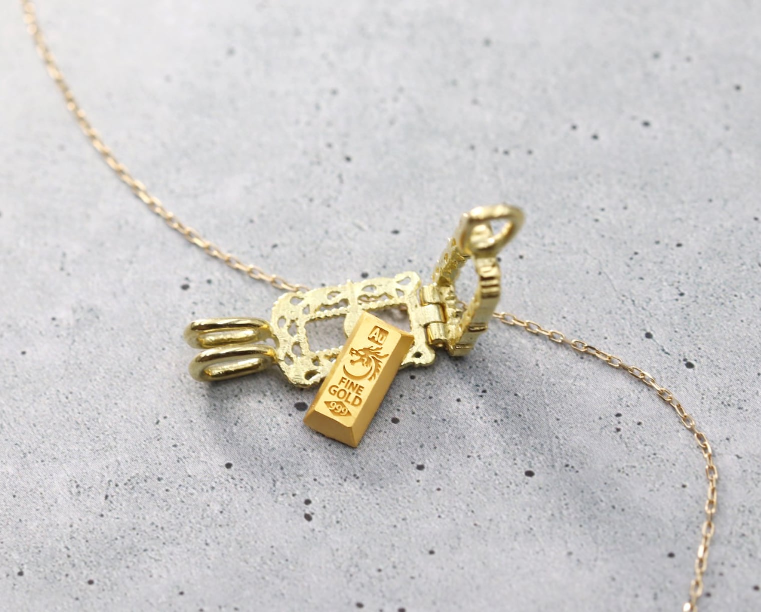 金貨女王の正面と同じ小牌規格14mm、チェーンブランドはすべて18k材質です。 金貨女王の正面と同じ小牌規格14mm、チェーンブランドはすべて18k材質