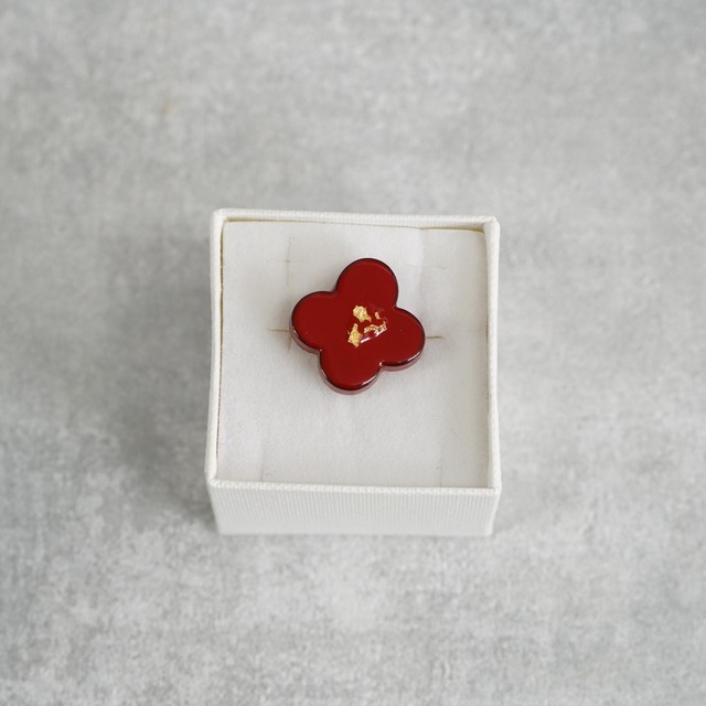 華　Hana  pin badge red
