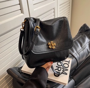 バッグ カバン レディース ショルダー ハンドバッグ トート 肩がけ 手持ち 多収納 自立 スクエア 四角 ポケット チャーム ファスナー スウェード かわいい 大人可愛い きれいめ シンプル カジュアル かっこいい レトロ アジアン エスニック こなれ感 ラフ ボーイッシュ スポーティー ラブリー クール モダン クラシック OL 通勤 通学 デート お出かけ 運動 普段使い 双子 韓国 コーデ スタイル 春 夏 秋 冬