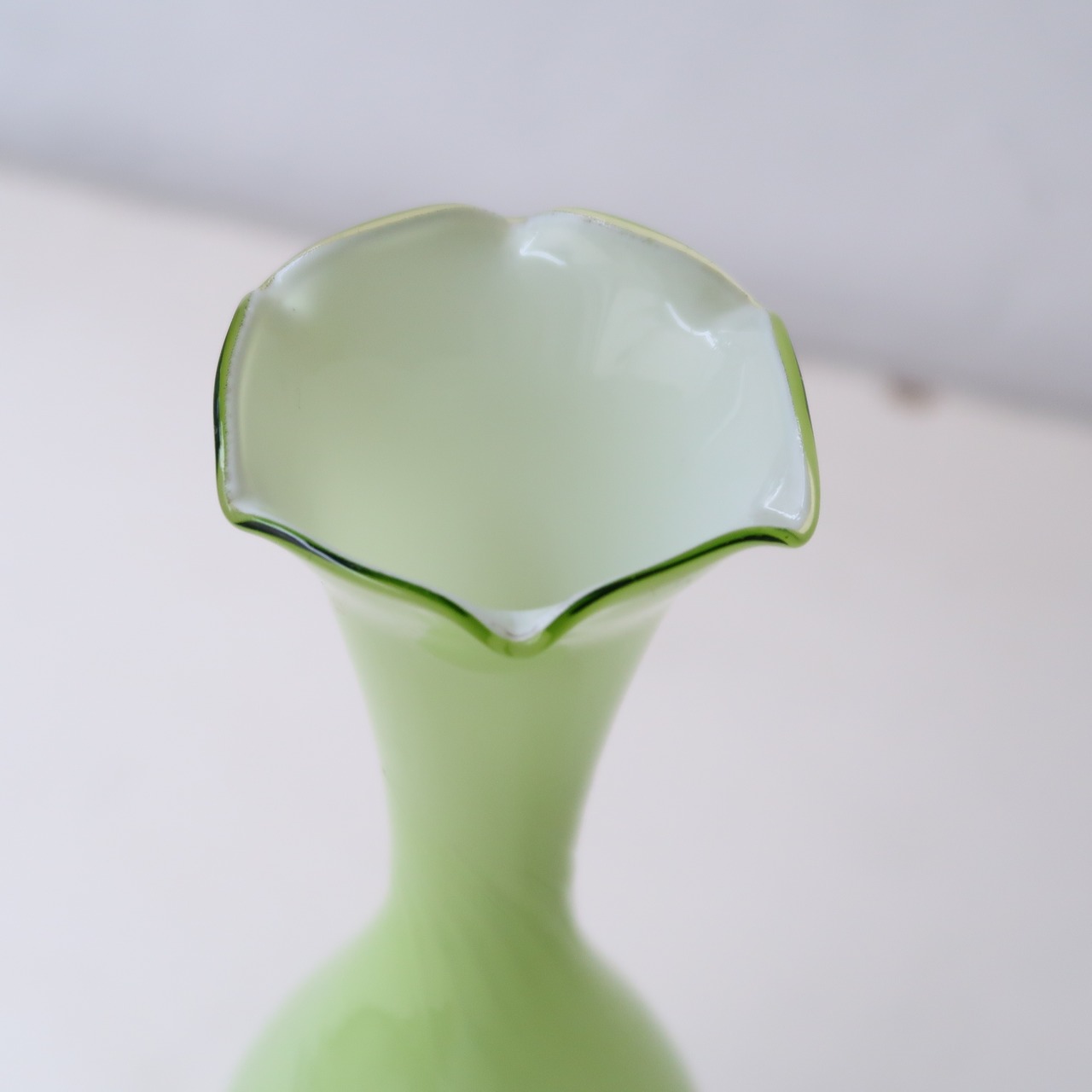 若草色のひらひら花瓶