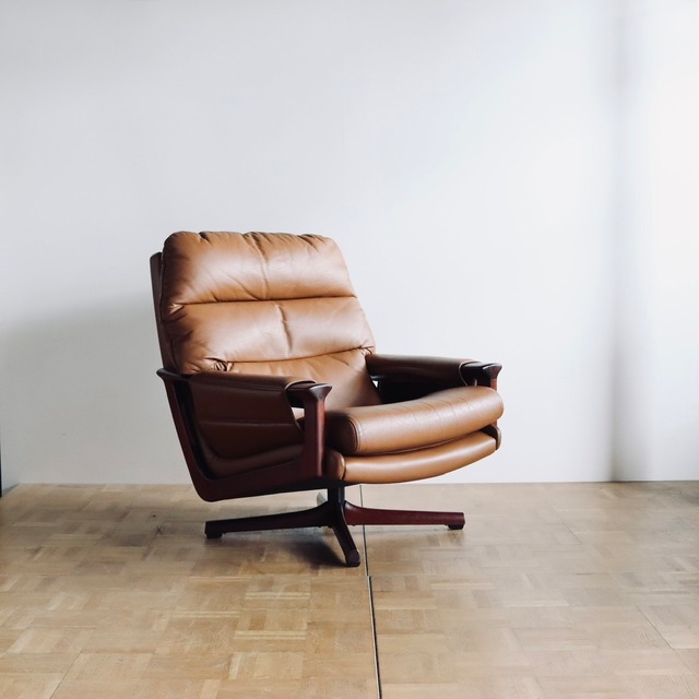 Leather Swivel Lounge Chair　本革のラウンジチェア