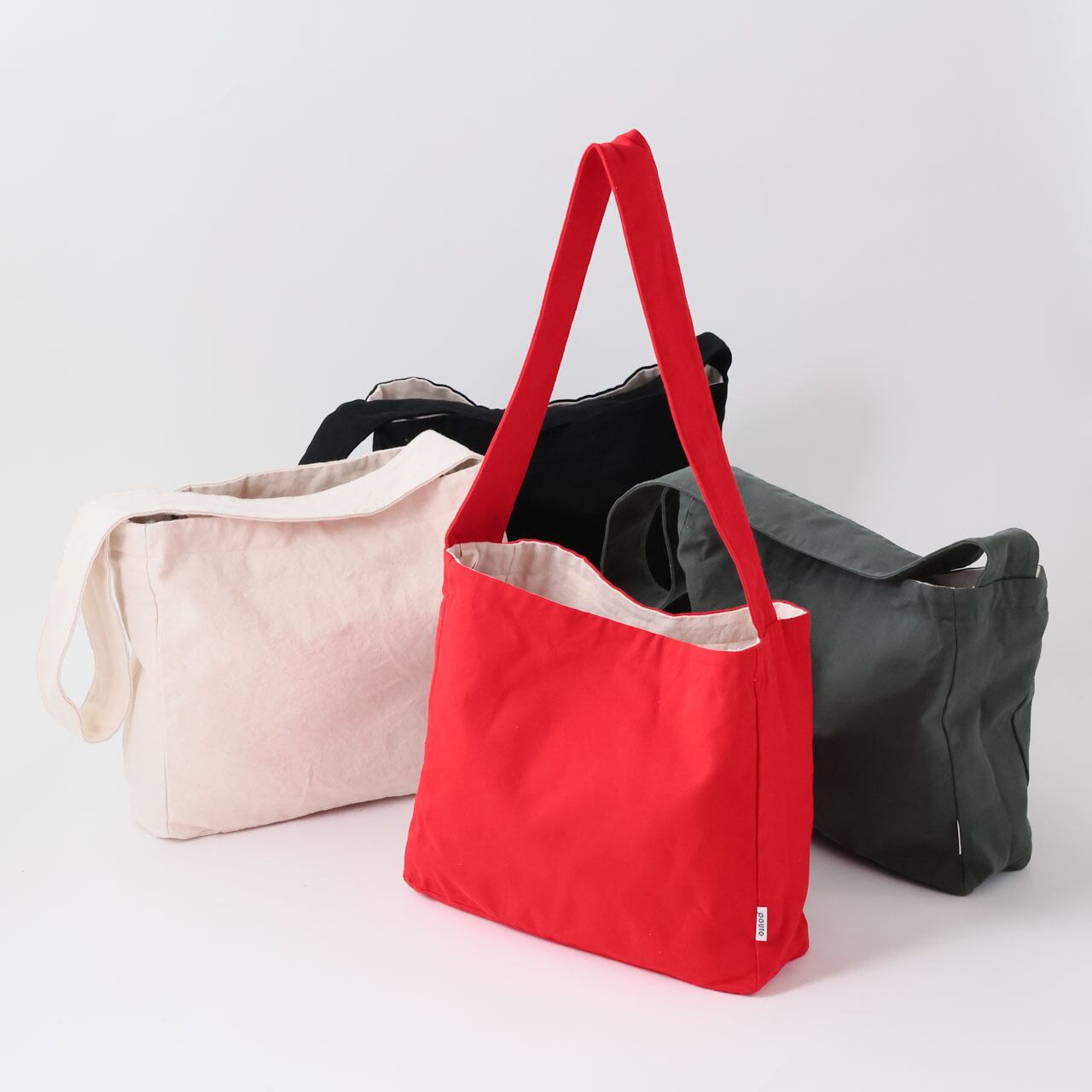 pouto バッグ ショルダーバッグ レディース 大容量 軽量 肩掛け マチあり 手持ちバッグ メンズ キャンバス 通学 通勤 おしゃれ 布 綿100% かわいい 黒 ブラック レッド グレー ホワイト ポウト PO-012 Po003