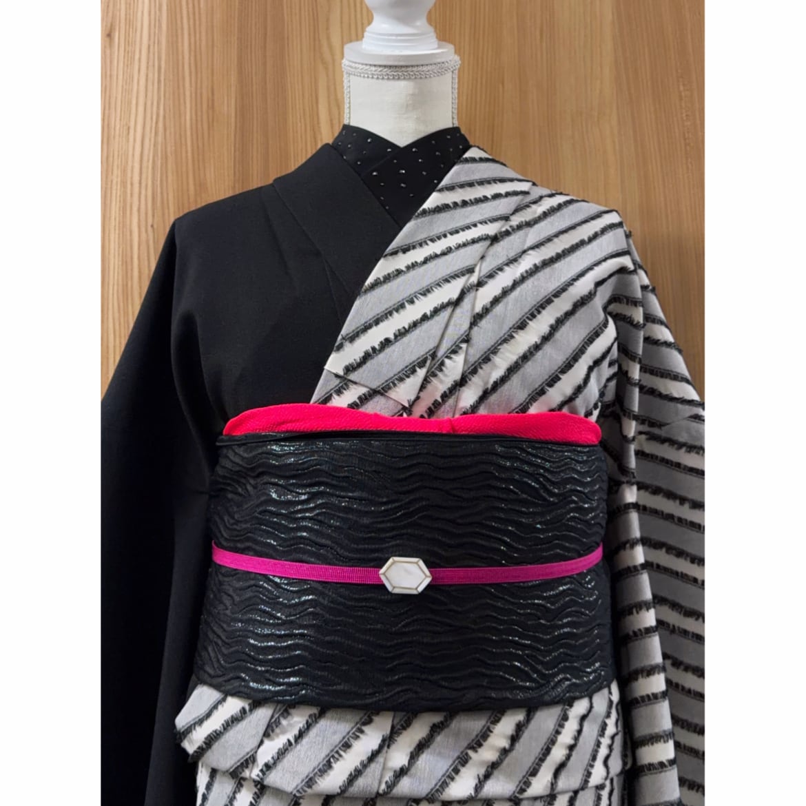 ル*ナ様 着　ストライプ　袷着物　黒✖️アイボリー 新品】撫松庵 フリンジ斜めストライプの片身替わり単衣着物 | きもの楸