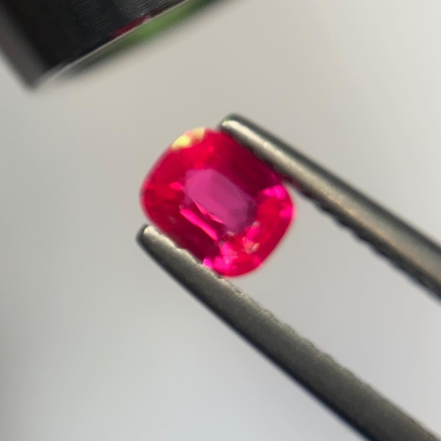 鮮やかなピンクレッドスピネル