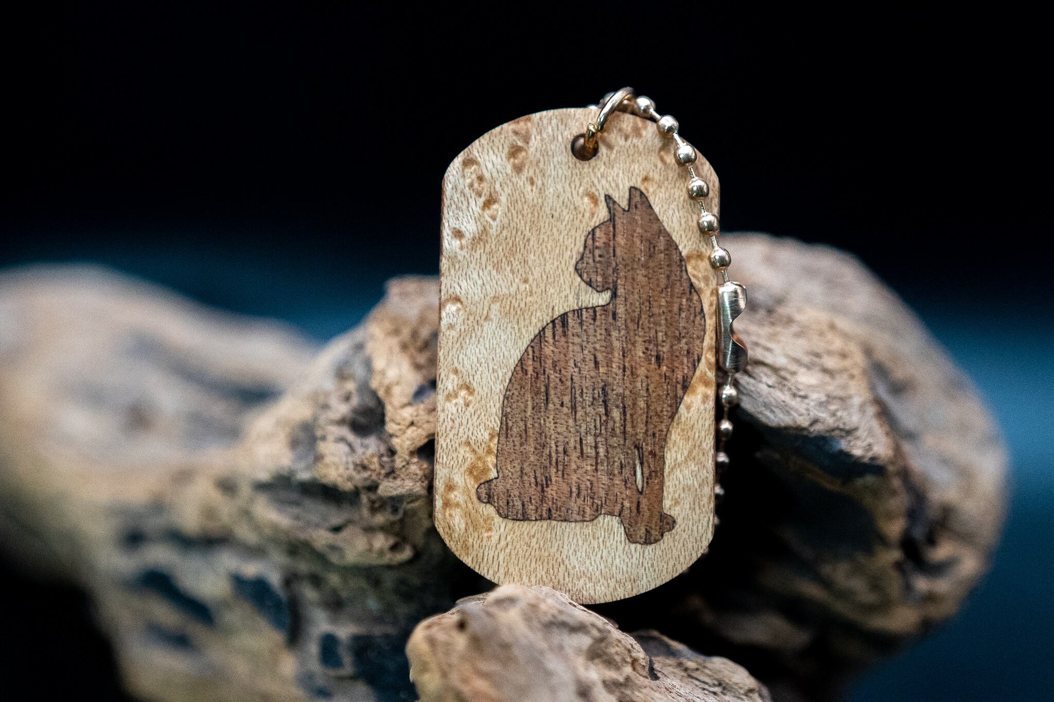 【英女王の愛した銘木】 バーズアイメープル ドッグタグ象嵌 優雅に座る猫