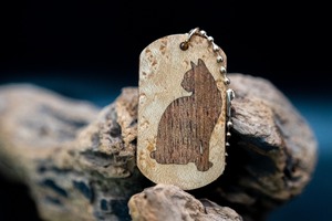 【英女王の愛した銘木】 バーズアイメープル ドッグタグ象嵌 優雅に座る猫