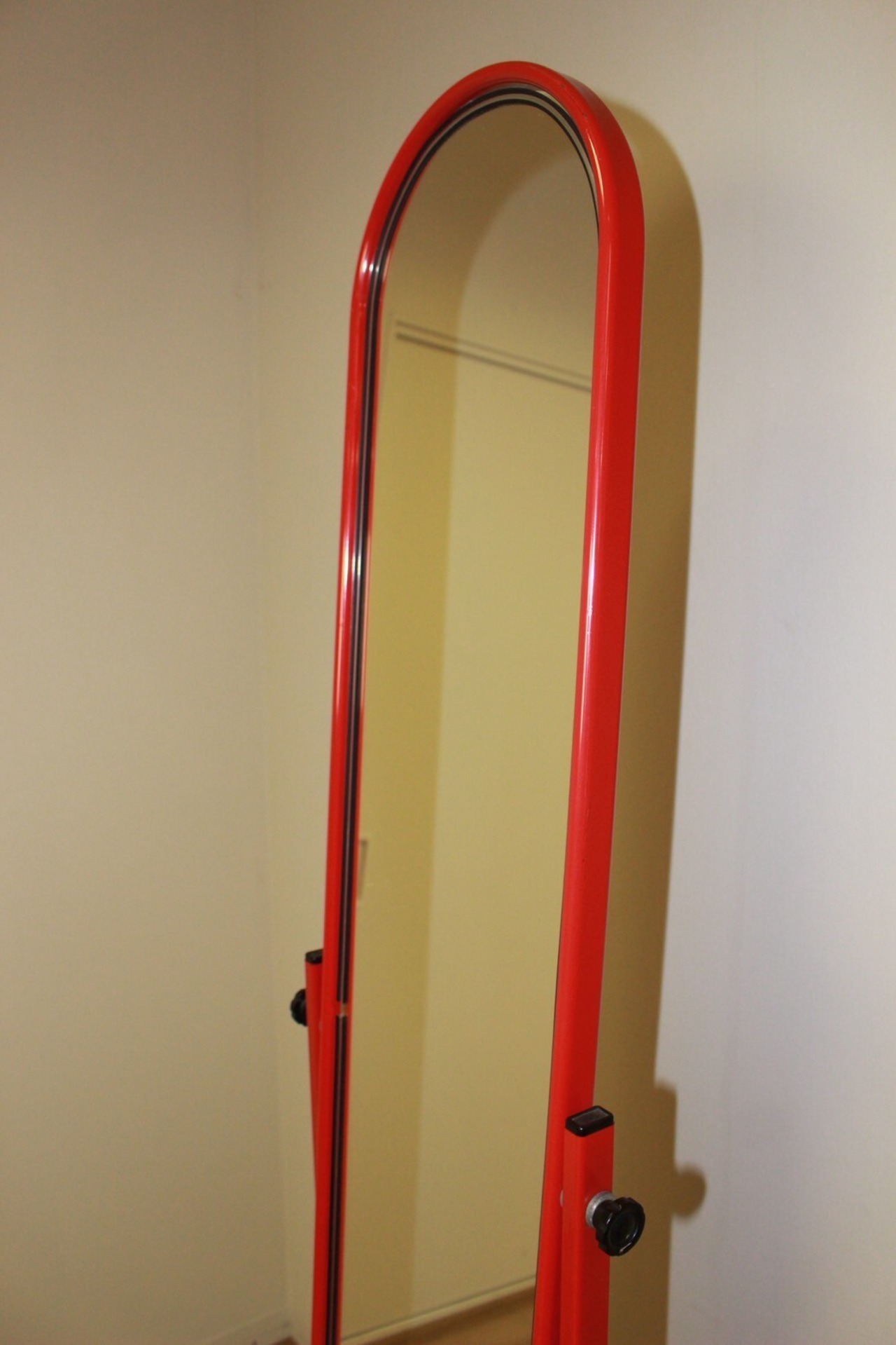 ひとり時間が少しだけ特別になる、レトロポップスタンドミラー