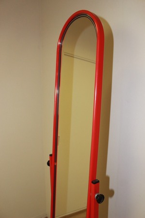 ひとり時間が少しだけ特別になる、レトロポップスタンドミラー