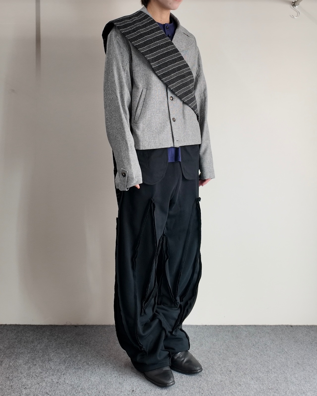 【26/AW STRONGTHE】GREY / SBAI TAILORED BIKER JACKET WITH DETACHABLE SASH SCARF