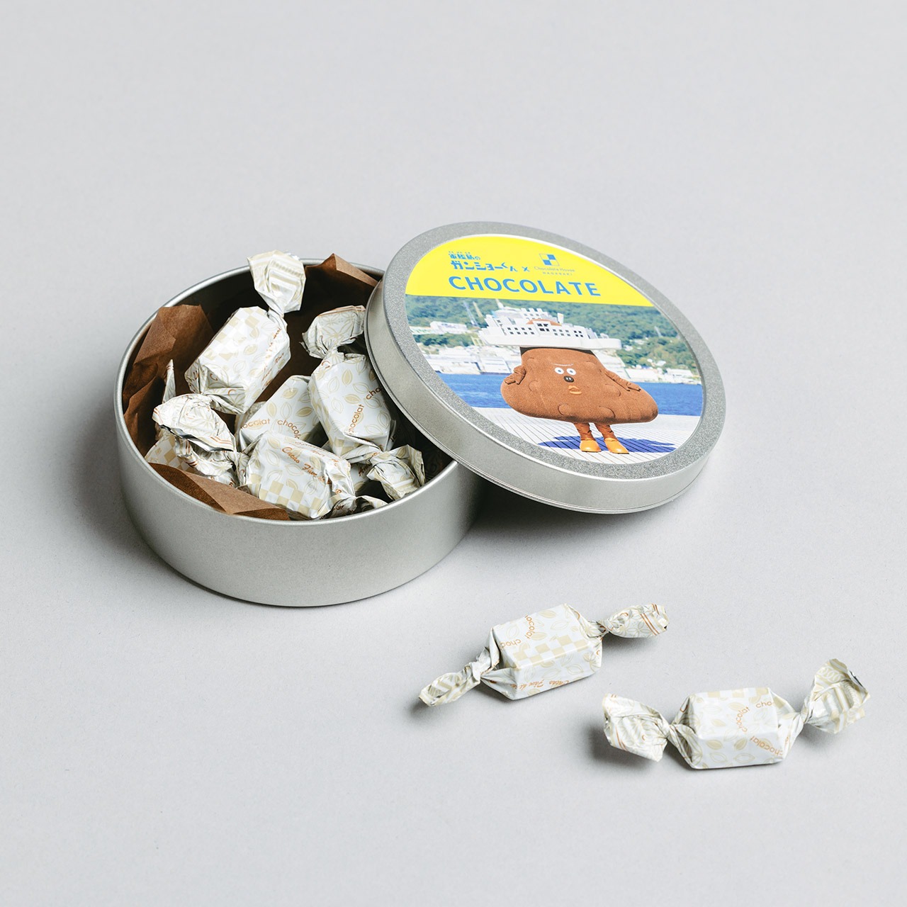 丸缶チョコレート　軍艦島のガンショーくんパッケージ　《きな粉味》