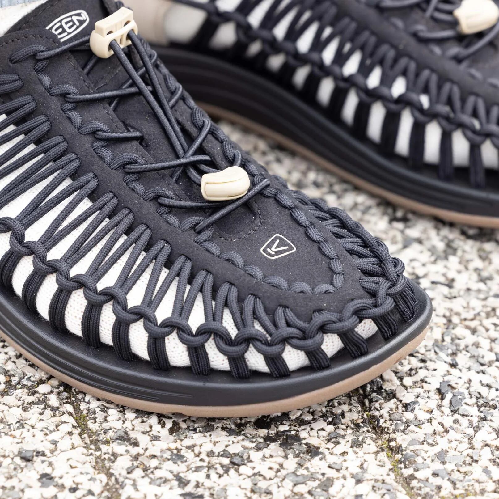 KEEN キーン】UNEEK ユニーク （ Black/Plaza Taupe ） | CARNOSA DOORS