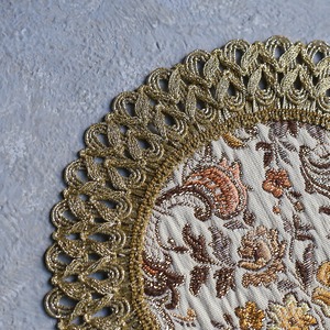 ドイツから届いた、美しい刺繍の敷物