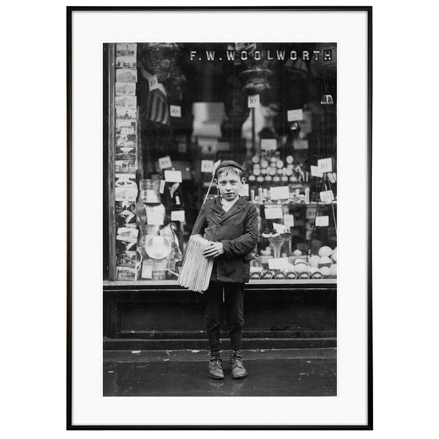 人物写真 1910年アメリカペンシルバニア州フィラデルフィアでキャスケットをかぶり新聞配達をする少年 インテリアモノクロアートポスター額装 ヴィンテージ写真 AS2420