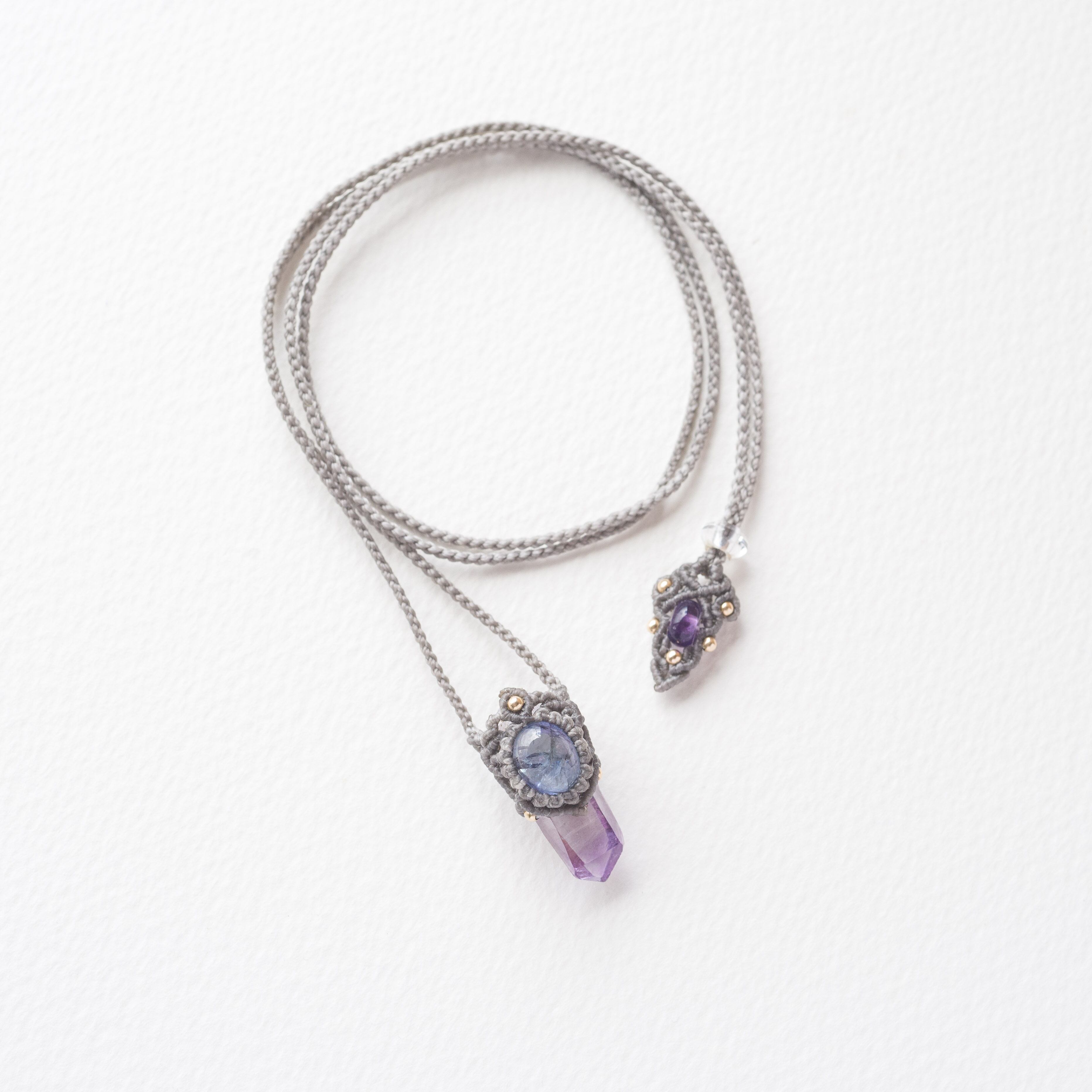 アメジストとタンザナイトのマクラメ編み 天然石ネックレス | SHANTi WALA