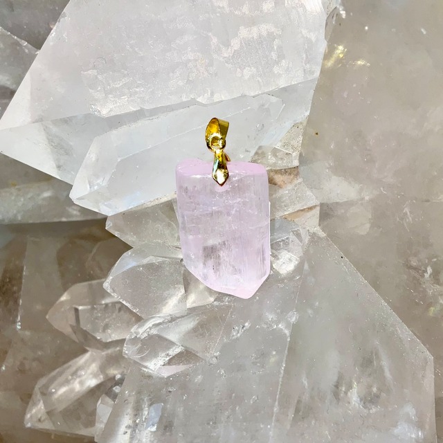 無償の愛!クンツァイト ペンダントトップ