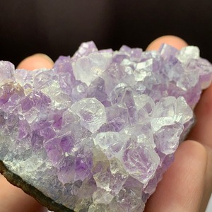 7.ウルグアイ産アメジストクラスターに住み着いているフローライトハリネズミさん