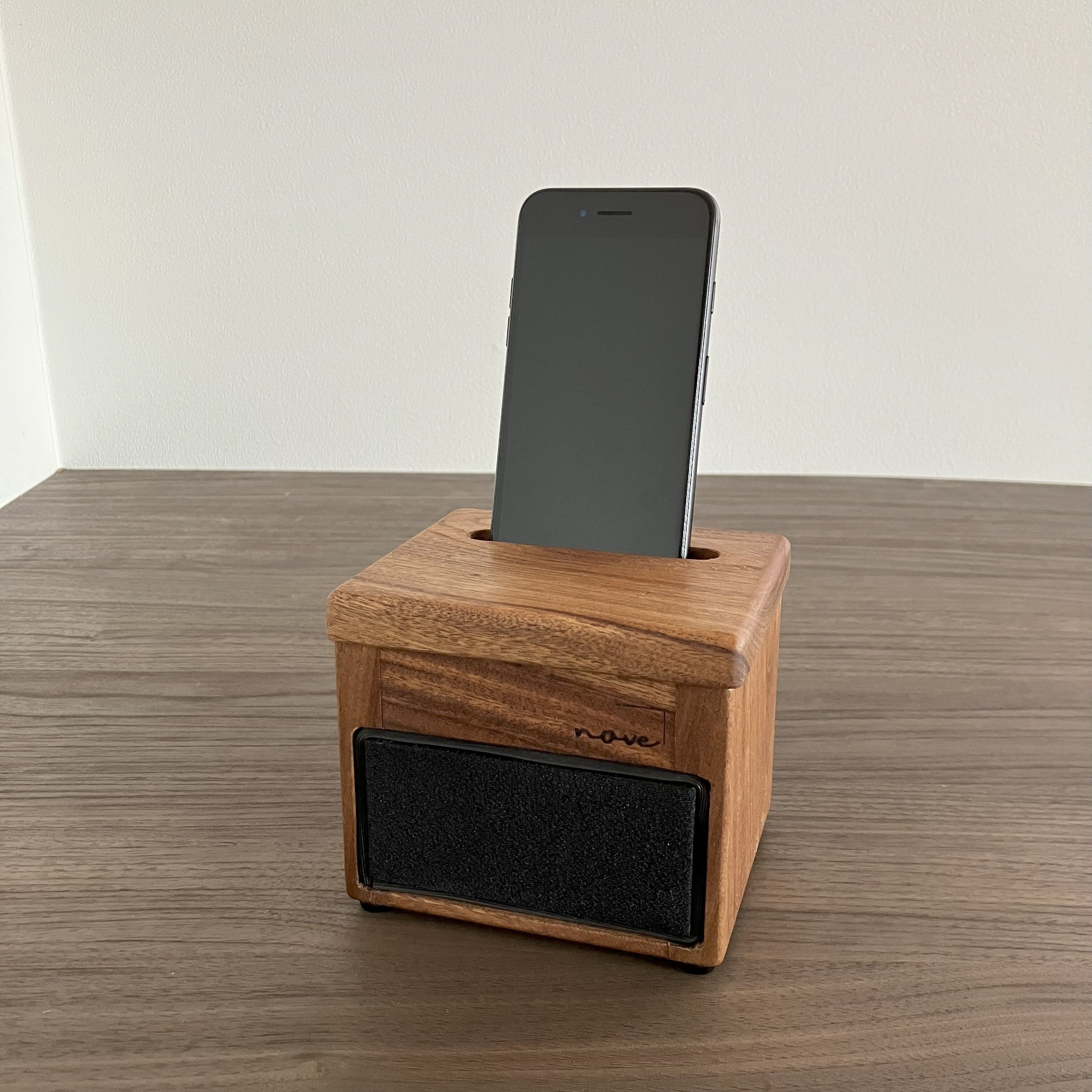 【新品】スマホスピーカー アコースティボックス ブラウンシェイド amp】ギターアンプをモチーフにしたスマホスピーカー | nove