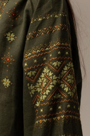 ウクライナ刺繍ヴィシヴァンカ・クラシック　コロミヤ　手刺繍　麻　レディース・フリーサイズ