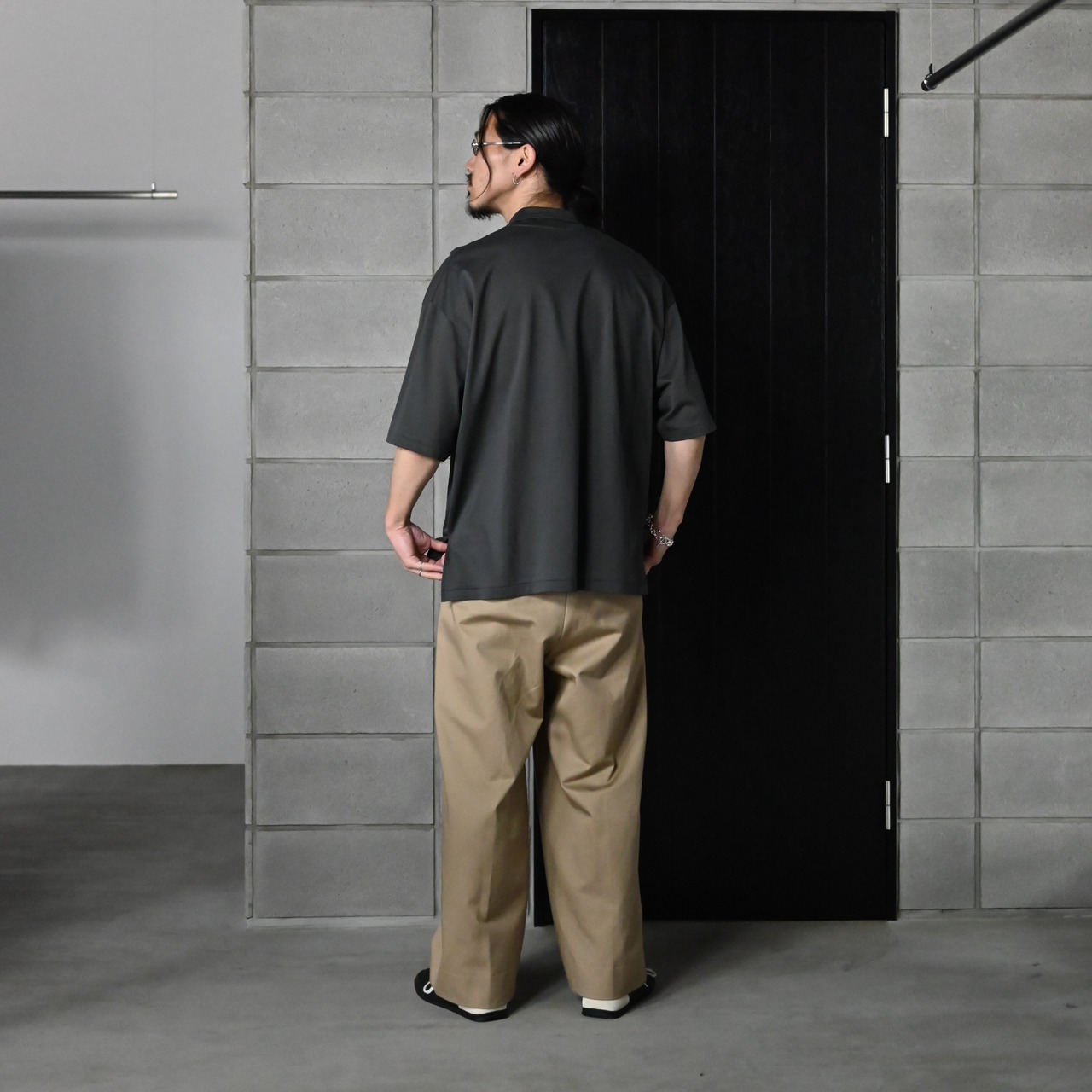 ANACHRONORM(アナクロノーム）UTILITY ANORAK PULLOVER、LEH(レー）Wrap Wide Slacksコーディネート