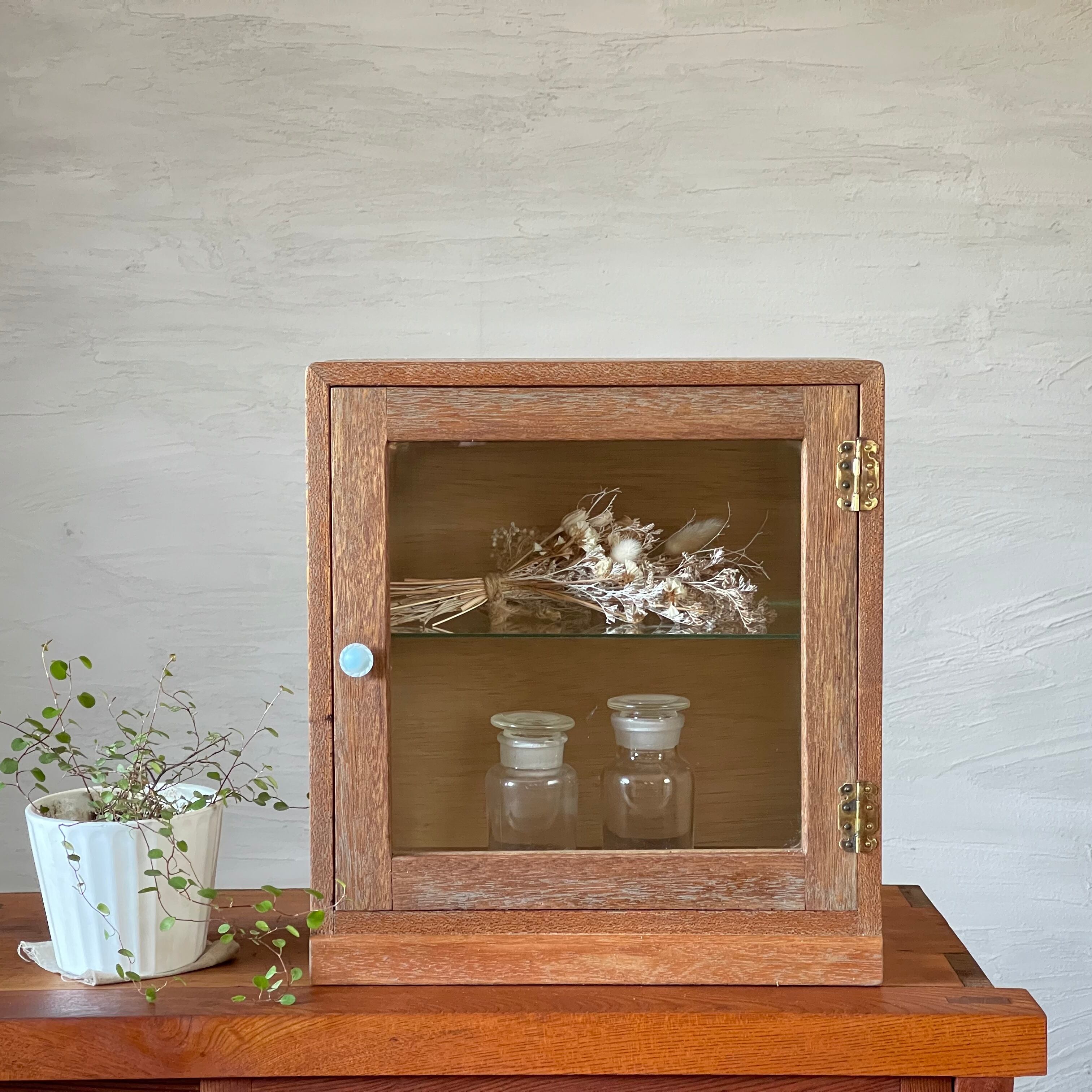 開き戸のガラスケース