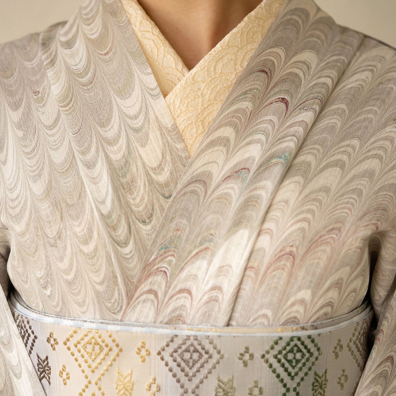 「薄香（うすこう）」斜めピーコック柄〜洗えるきもの（シルジェリー格子柄）〜