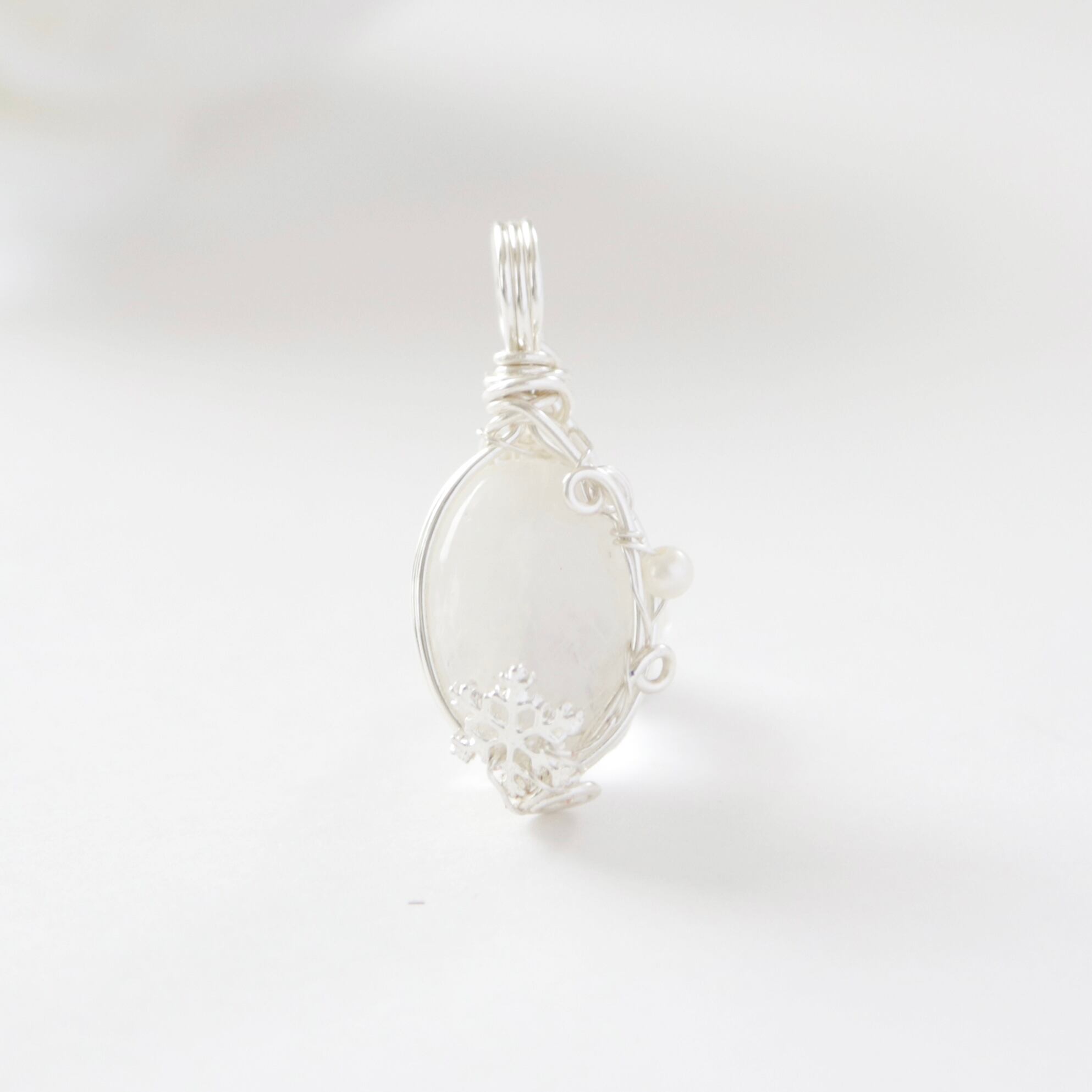 【1点もの】ムーンストーン《雪白のしらべ》|冬の光をまとう天然石ペンダント