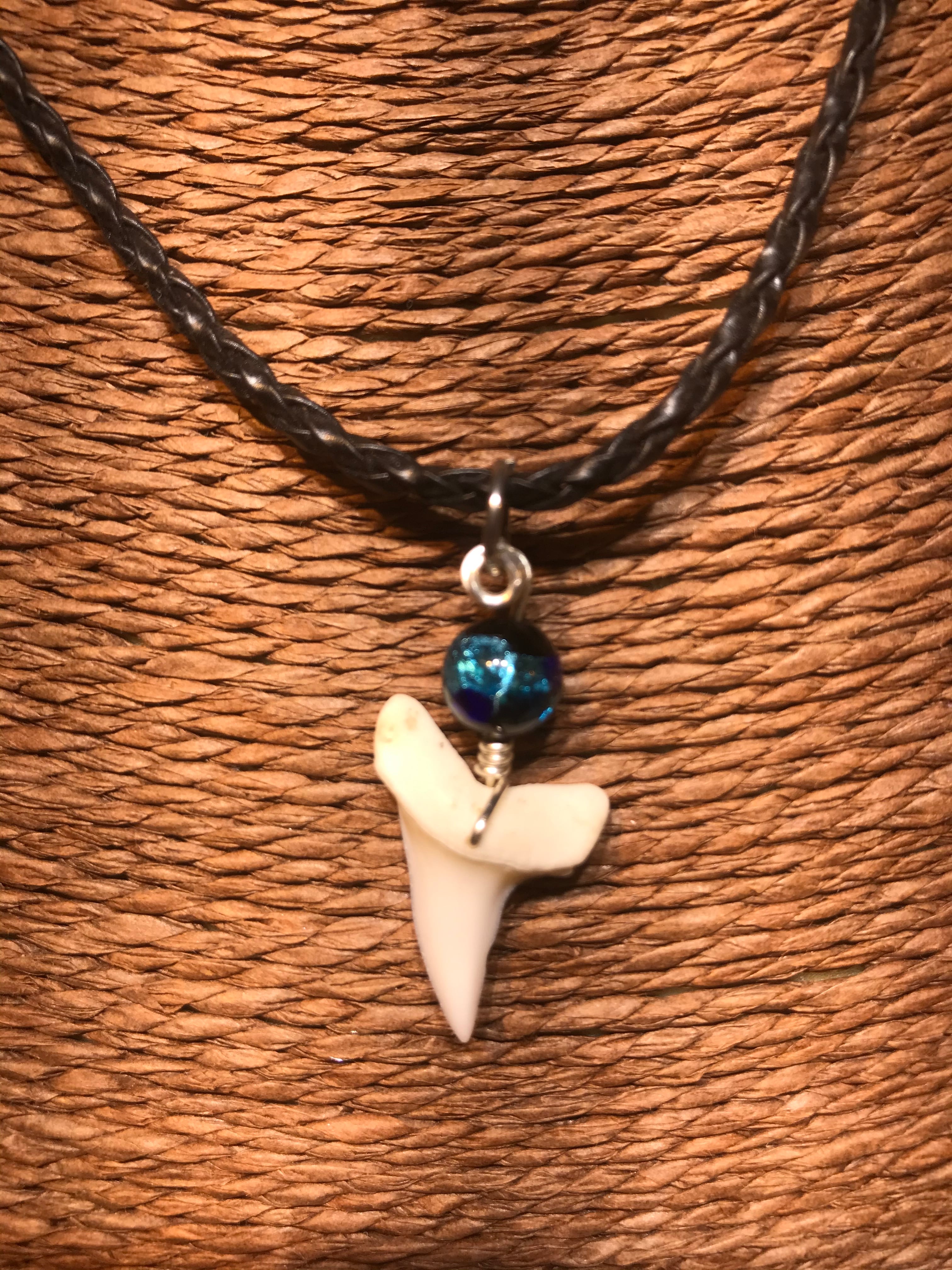 天然サメの歯レザーネックレス(ホタルガラス付き) | SANBASHI 平和通り