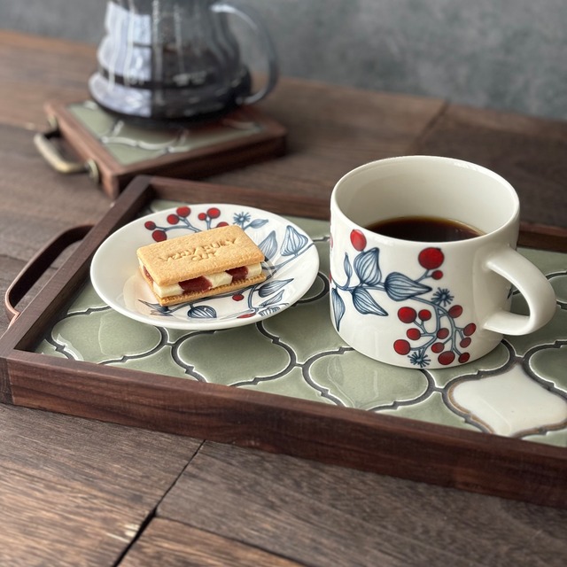 【定番カラー】| カフェトレー　持ち手ブロンズ｜くすみグリーン｜専用の置き台付｜大切な言葉を添える名入れ刻印