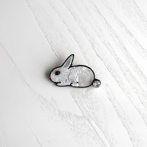 ウサギ／Rabbit ブローチ White Red eye