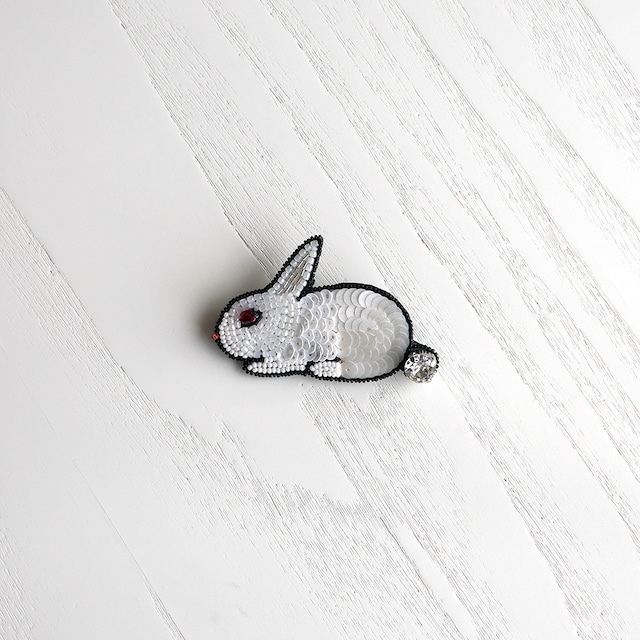 ウサギ/Rabbit ブローチ White Red eye