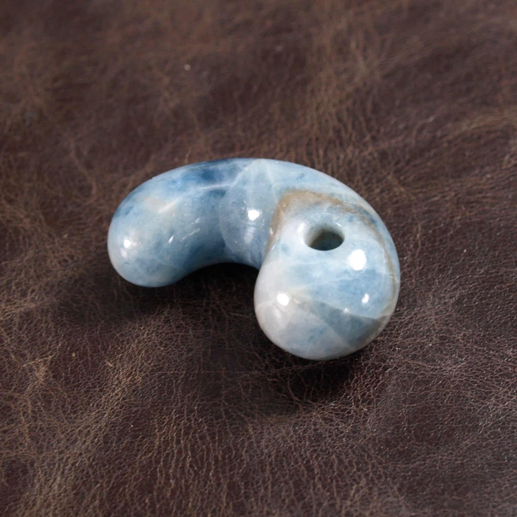 糸魚川翡翠 コン沢 青翡翠 勾玉 10.4g Itoigawa Blue Jadeite magatama