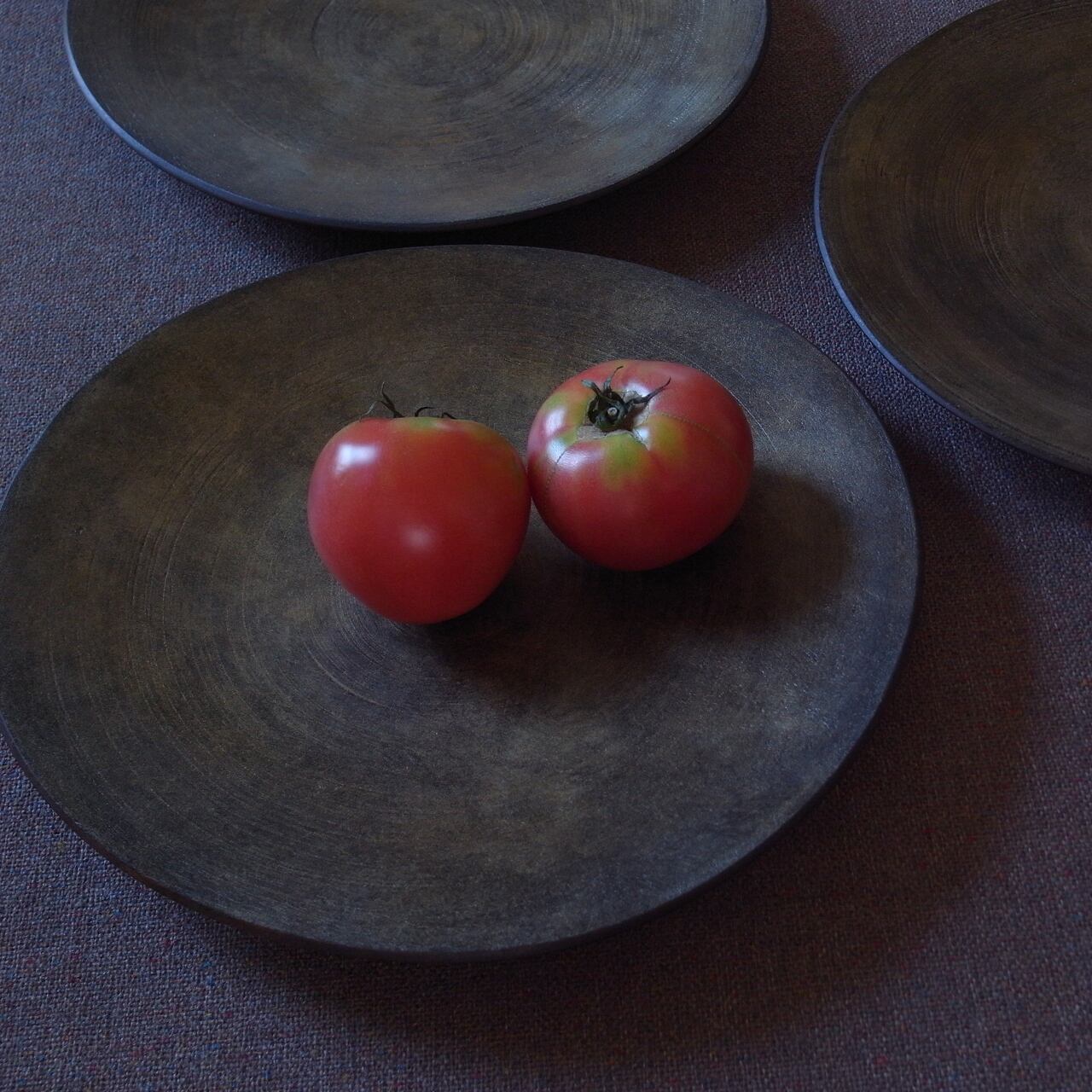 クルミ 大皿／鉄媒染 錫粉 摺漆 | とらまめ