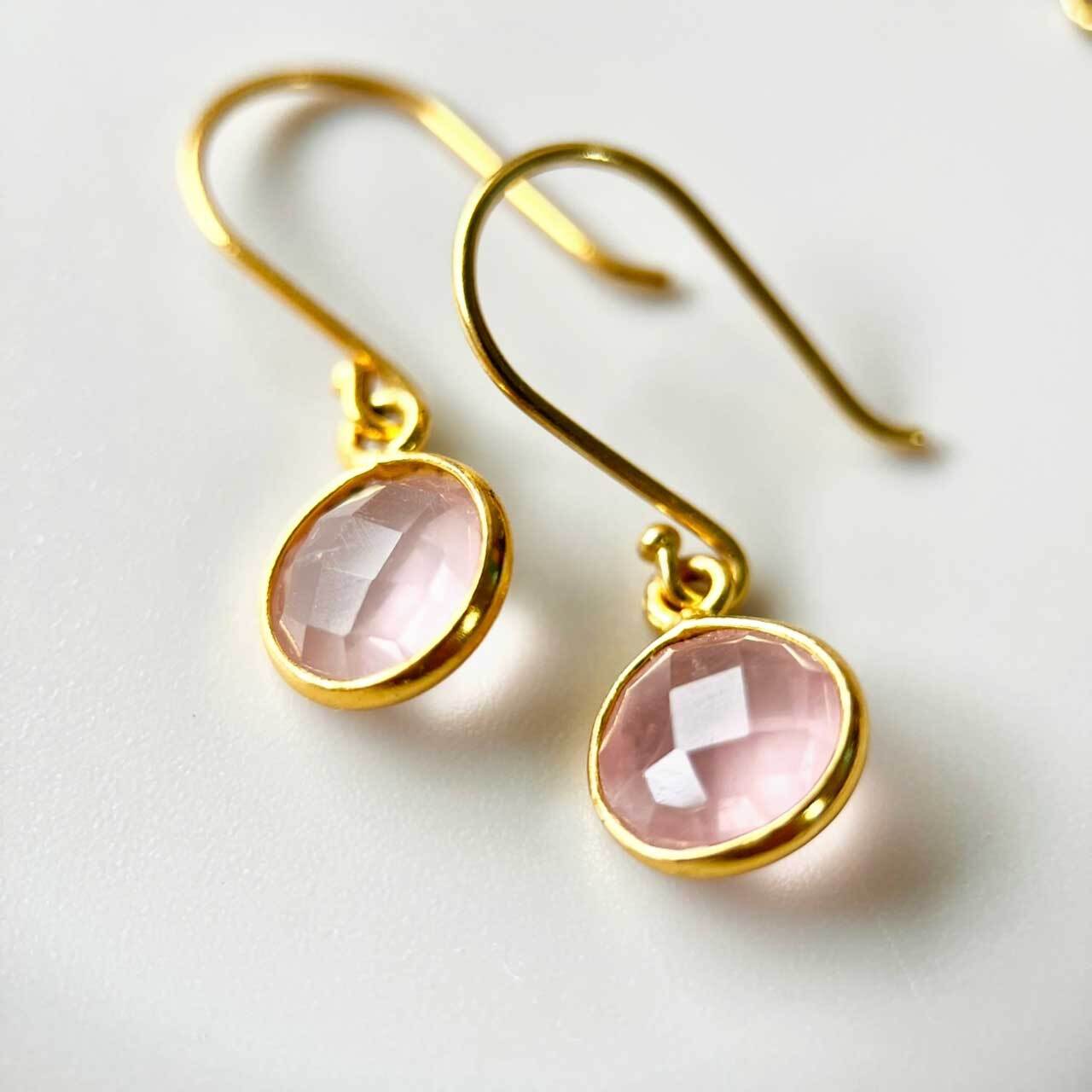 揺れるローズクオーツラウンドピアス