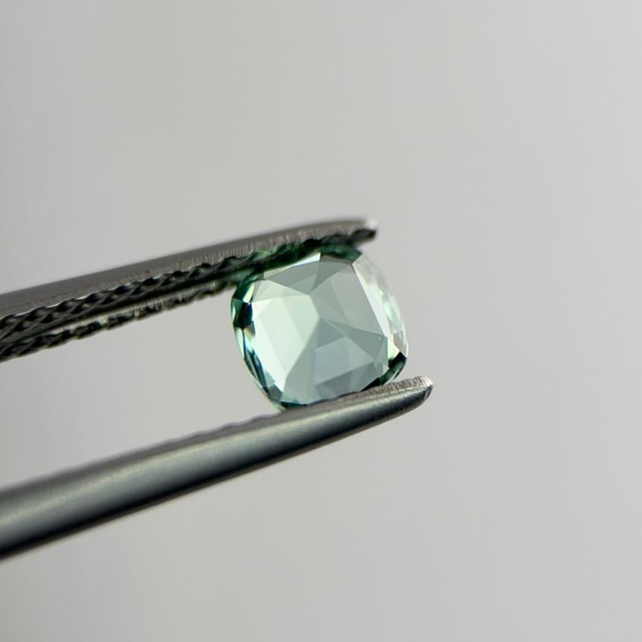 シーフォームトルマリン クッションカット 5.1x4.6mm, 0.48ct, アフガニスタン産