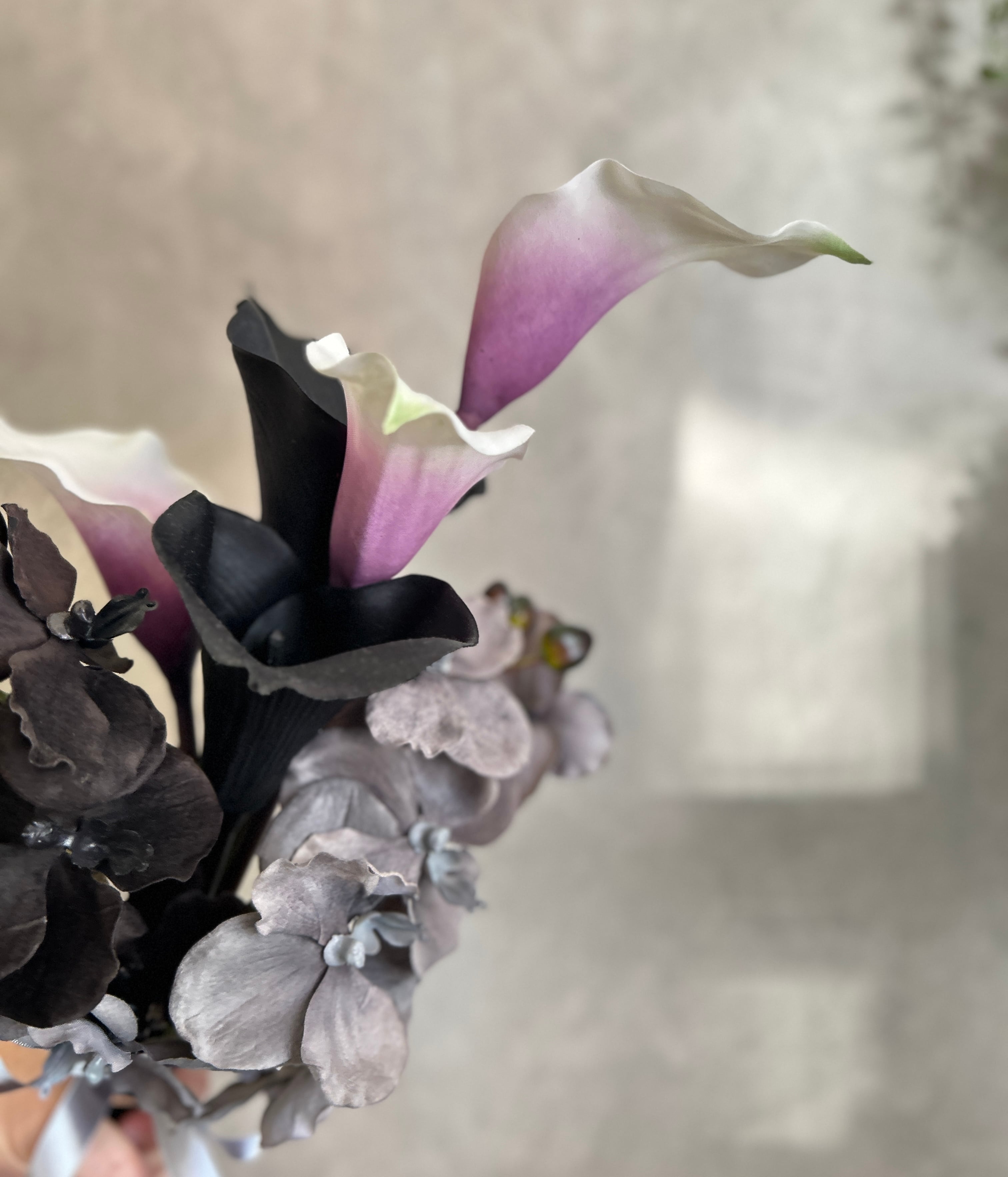 ブラックスタイルブーケ-黒カラーと洋蘭のクラッチ-送料無料サービス