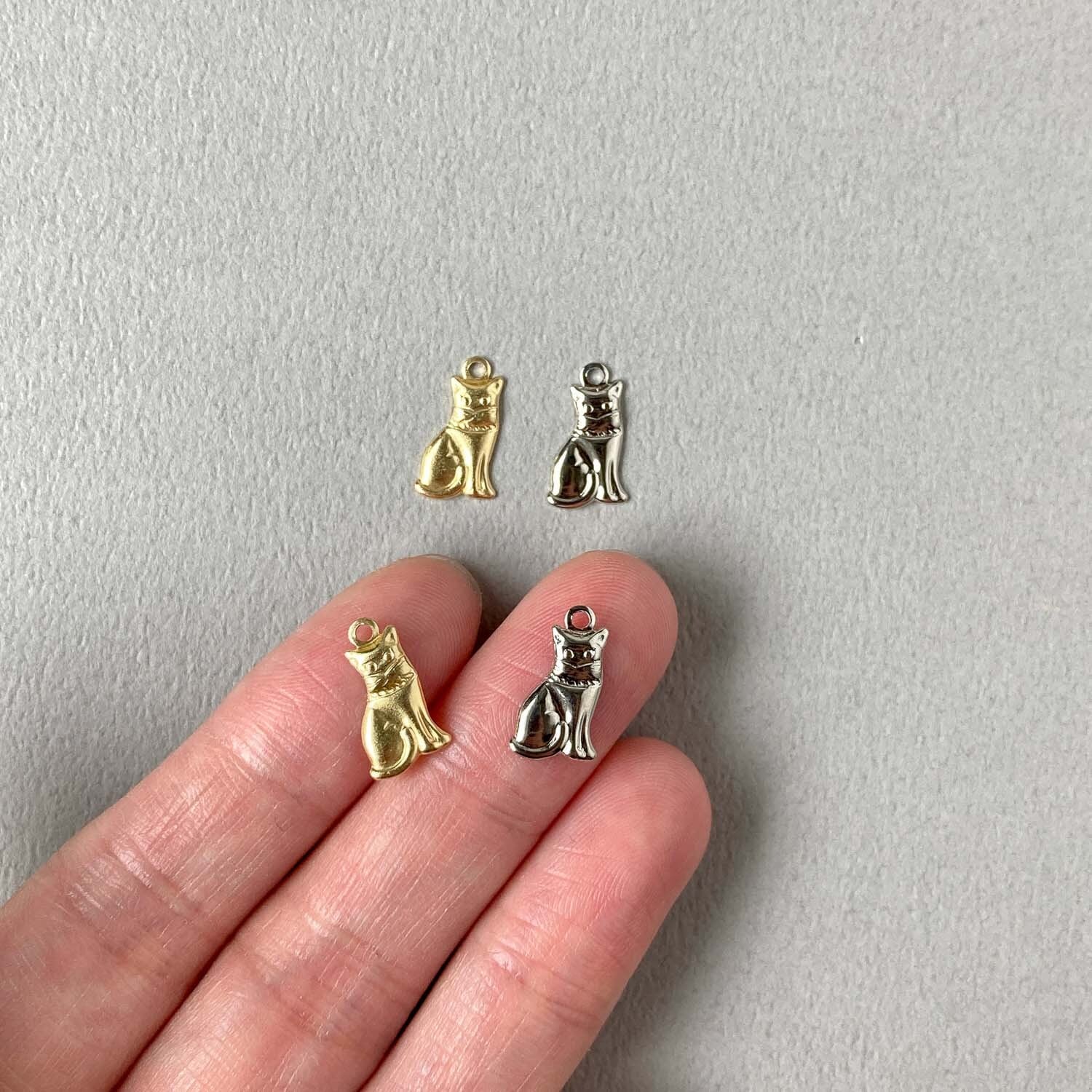 新色追加〉USA真鍮 首輪のついたミニ猫チャーム（13mm） | Dua