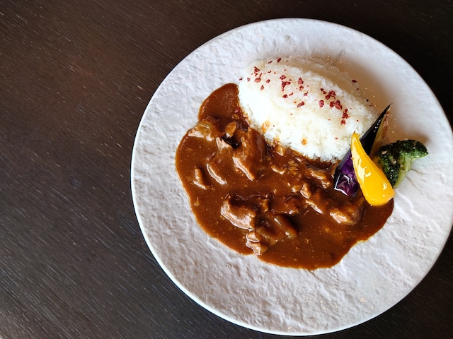 復刻!!山の上ホテル特製 長時間煮込んだ牛すじ野菜カレー　Back by popular demand!! The Hilltop Hotel's own slow-boiled beef sinew vegetable curry　