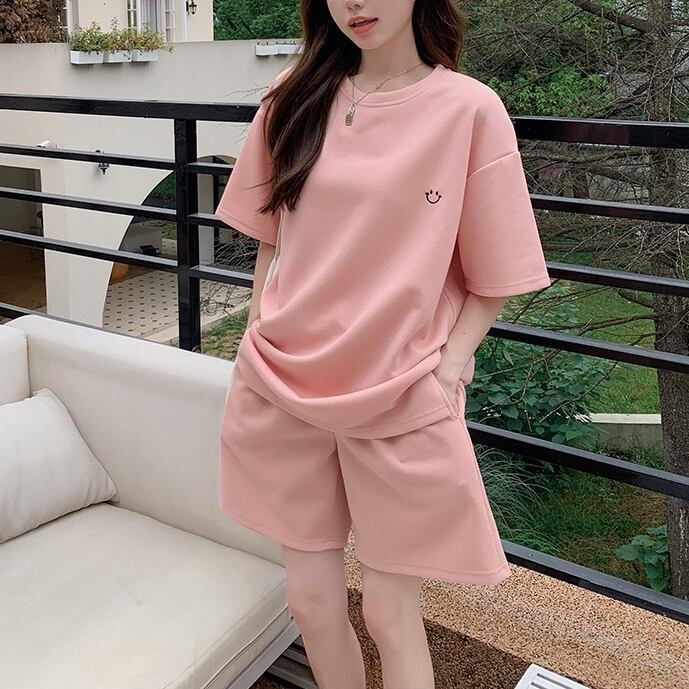 セットアップ レディース 4色 ルームウェア S M L XL ショートパンツ スウェット ジャージ ショート ショート丈 半袖 5分袖 五分袖 ラウンドネック かわいい 大人可愛い カジュアル おしゃれ お洒落 ナチュラル ルーズ リラックス レトロ 抜け感 爽やか 主役級 存在感 無地 学生 お泊まり 休日 運動 ジム ヨガ アプリコット ピンク ブルーグリーン 春 夏 上下セット 2点セット ツーピース 10代 20代 韓国 韓国系 着回し 体型カバー 楽ちん モテ インスタ 送料無料