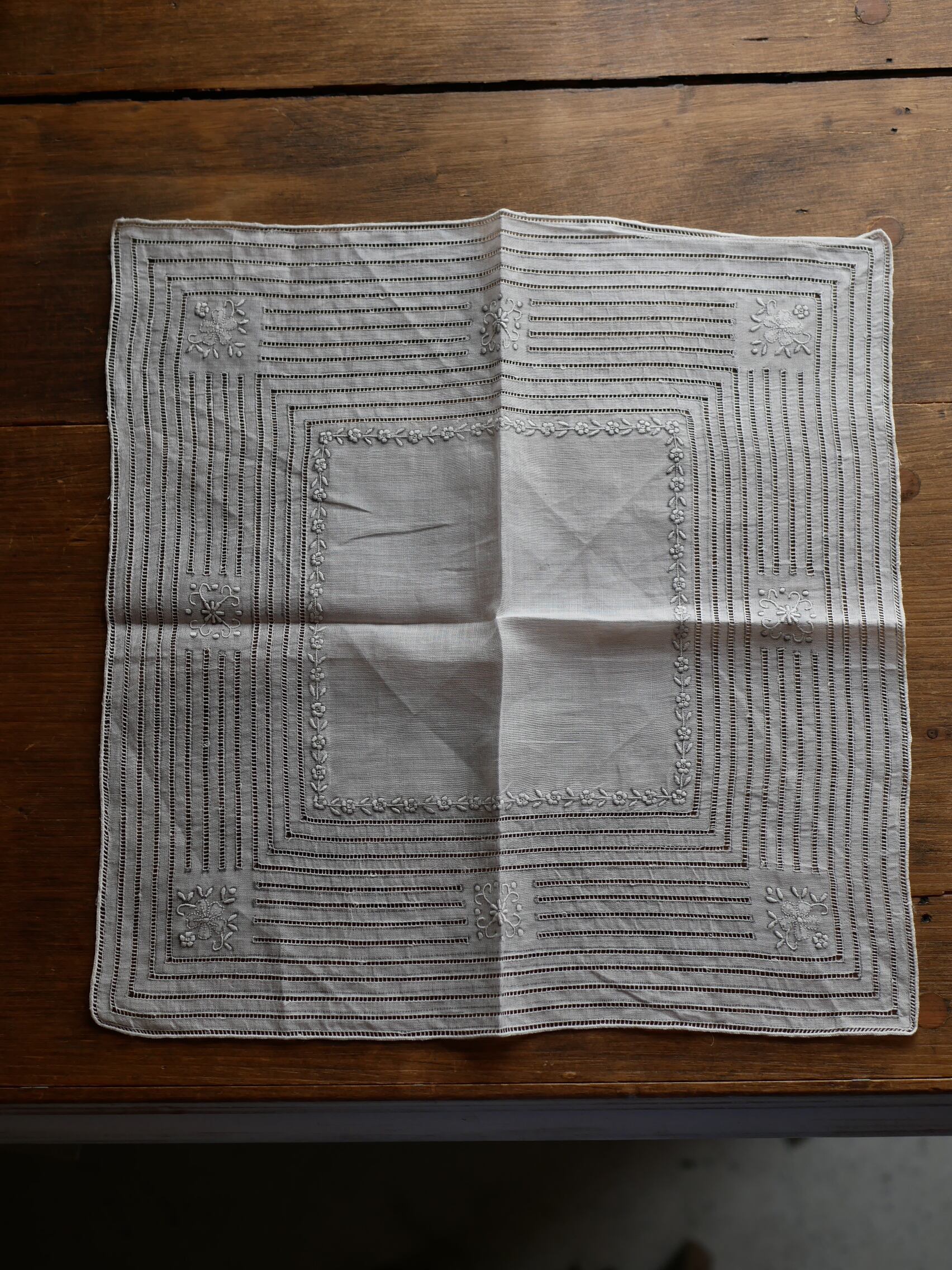 素敵な手刺繍 ハンカチ フランスアンティーク アンティークのある暮らし