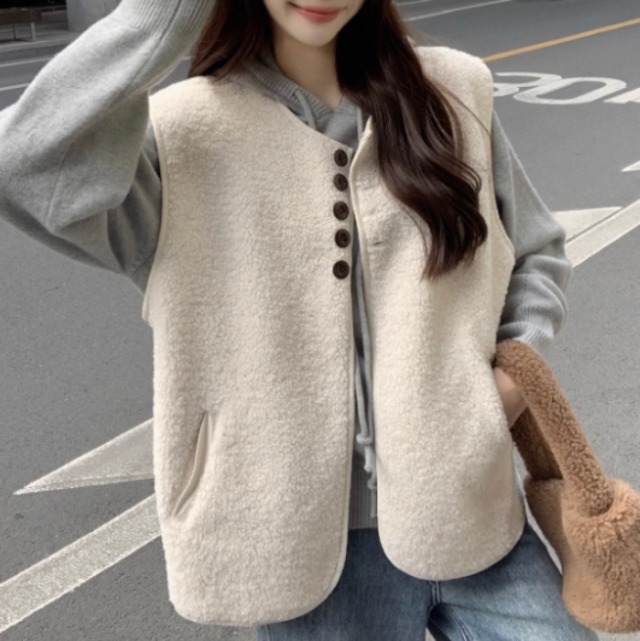 レディース トップス ベスト 羽織 袖なし ノースリーブ クルーネック もこもこ 前開き かわいい シンプル カジュアル おしゃれ ラフ ガーリー 存在感 ラブリー キュート ベーシック カントリー ナチュラル 無地 春 秋 通勤 通学 デート お出かけ 旅行 公園 女子会 休日 ショッピング コンサート ライブ お花見 カフェ ランチ 重ね着 韓国 オルチャン コーデ 楽ちん プチプラ 普段使い 着回し モテ インスタ映え 定番 フリーサイズ ワンサイズ アプリコット ベーシックカラー 春カラー