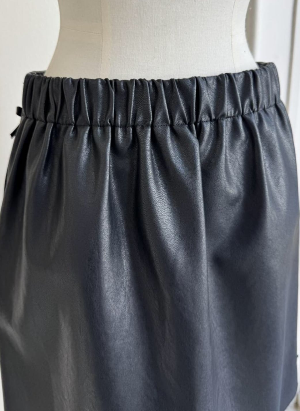 【anana】フェイクレザーミニスカート(リボン) a89-041