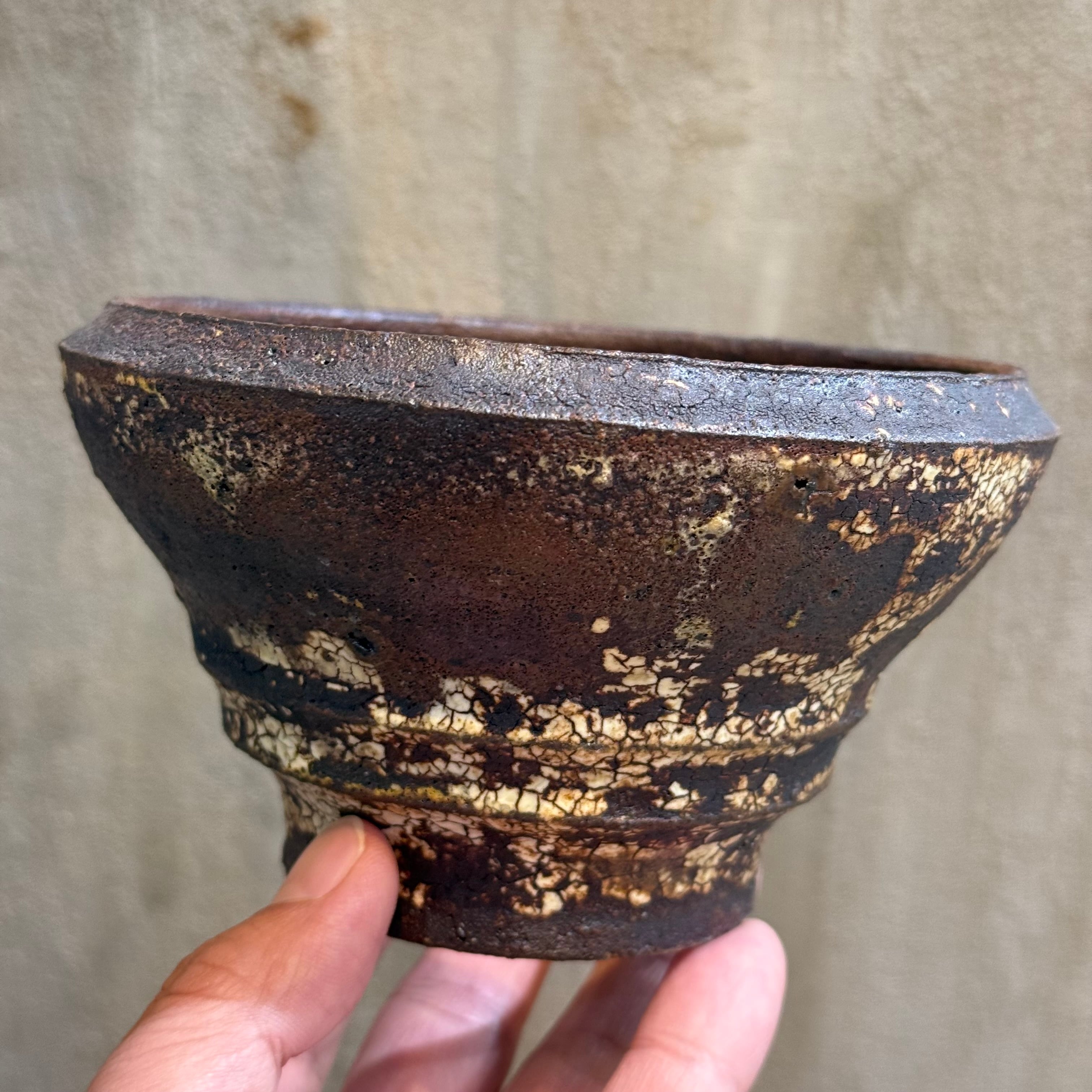 工房十鶴　陶器 植木鉢 銃柄 ブラック 3本足 植木鉢】山下太 阿蘇坊窯 陶器鉢 < 3 > | A-PLANTS