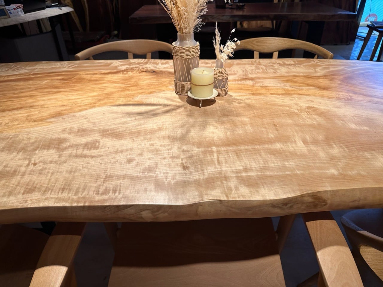 Premium】栃（トチ）_2100×830-900-980×55_青山店_テーブル天板/一枚板