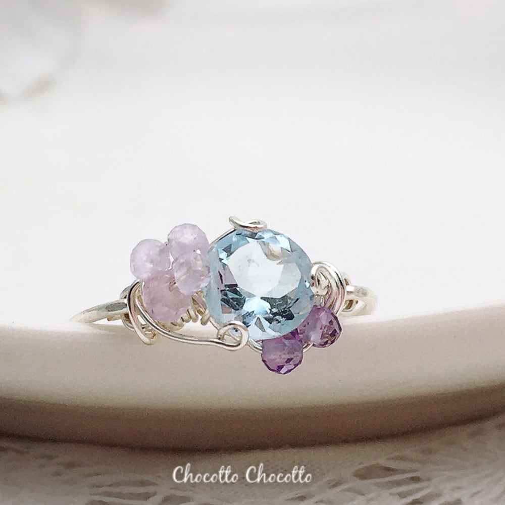 スカイブルートパーズ ワイヤーリング | ピンクサファイアとアメジストが寄り添う空色の指輪