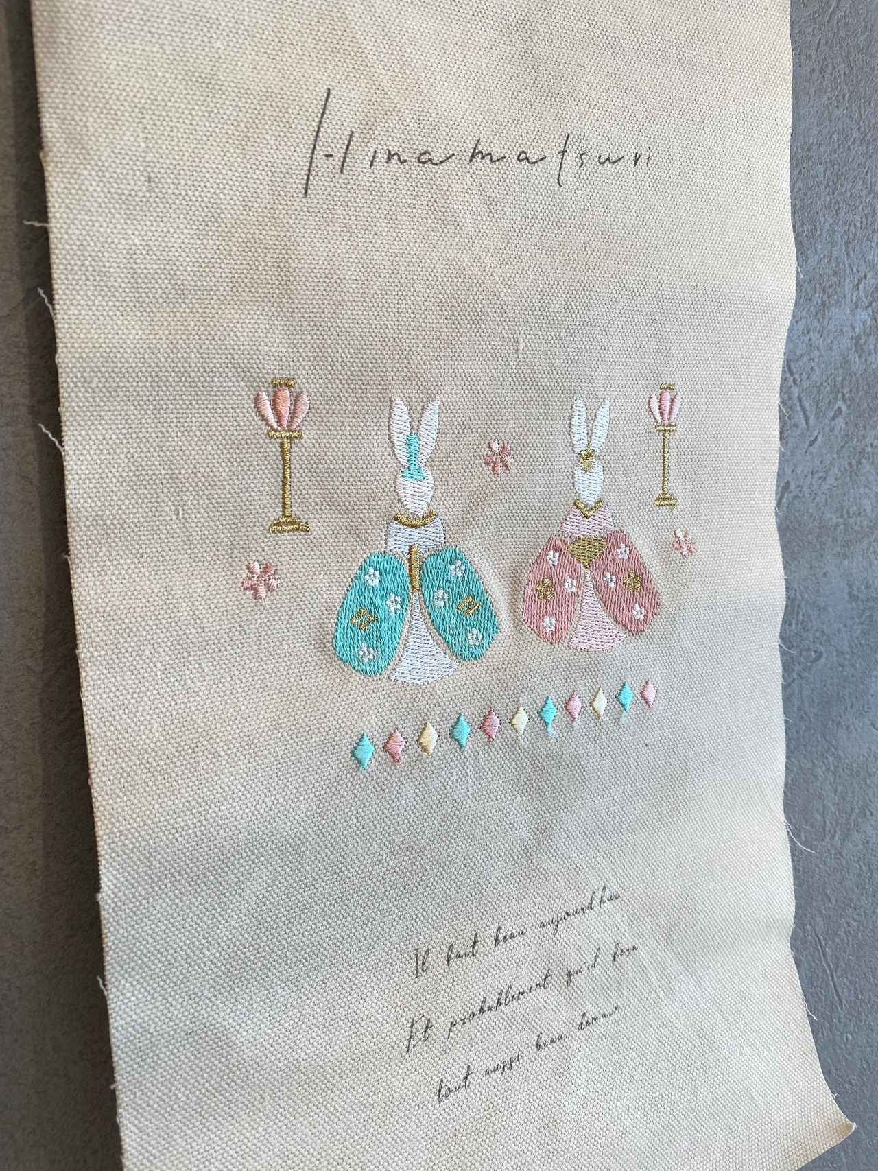 刺繍タペストリー　うさぎ雛 Sサイズ