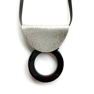 N-247b TINハーフペンダント黒